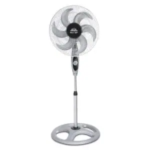 Un ventilador pedestal 18" 6 aspas Home Elements maxiflow sobre un pedestal con un fondo blanco.