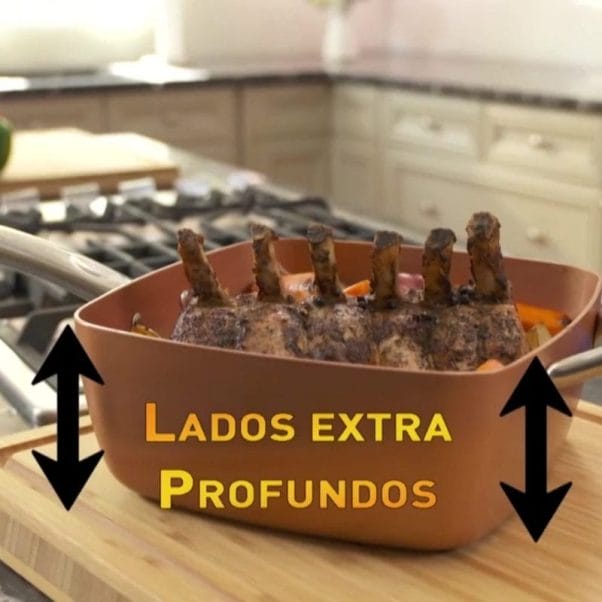 Una costillar de costillas asadas en una sartén 3 EN 1 COPPER CHEF con lados profundos, etiquetada como "lados extra profundos" en una estufa de cocina. Una costillar de costillas asadas en una sartén 3 EN 1 COPPER CHEF con lados profundos, etiquetada como "lados extra profundos" en una estufa de cocina.