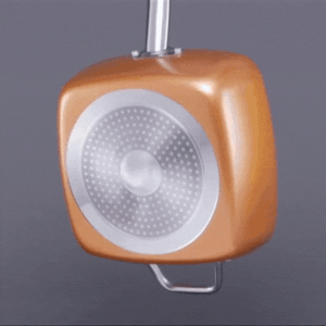 Una batidora de mano 3 EN 1 COPPER CHEF de color naranja, estilo vintage, con accesorios cromados giratorios, sobre un fondo gris como parte de un juego de utensilios de cocina de cobre para chef.