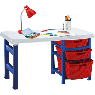 Un escritorio infantil niño náutico con cestas azules y rojas.