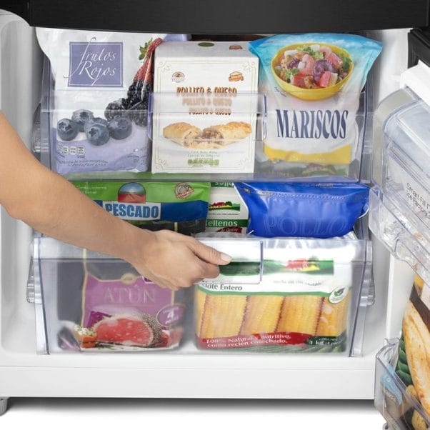Una persona abriendo un Congelador Inferior Nevera de 400 Lts. Brutos Platinum Mabe - RMB400IABRE0 refrigerador con comida dentro. Una persona abriendo un Congelador Inferior Nevera de 400 Lts. Brutos Platinum Mabe - RMB400IABRE0 refrigerador con comida dentro.