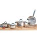 Juego de BATERIA 7 PZAS ACERO INOX ACC SILICONA sobre mesa de madera.