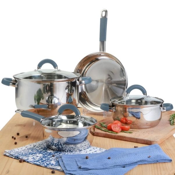 Juego de BATERIA 7 PZAS ACERO INOX ACC SILICONA sobre mesa de madera. Juego de BATERIA 7 PZAS ACERO INOX ACC SILICONA sobre mesa de madera.