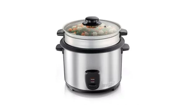 Arrocera IMUSA 5Tazas Acero Inox con tapa transparente que contiene verduras, aisladas sobre fondo blanco. Arrocera IMUSA 5Tazas Acero Inox con tapa transparente que contiene verduras, aisladas sobre fondo blanco.