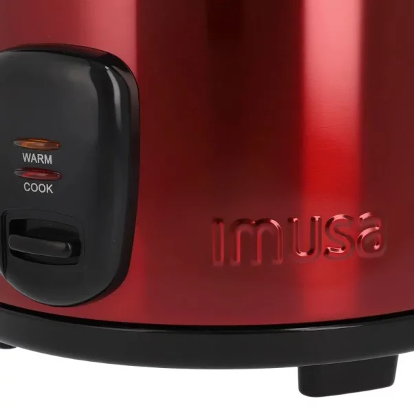 Primer plano de una Olla Arrocera IMUSA 5 Tazas Acero Roja roja que muestra las configuraciones de "calentar" y "cocinar" y el logotipo de la marca grabado en la superficie. Primer plano de una Olla Arrocera IMUSA 5 Tazas Acero Roja roja que muestra las configuraciones de "calentar" y "cocinar" y el logotipo de la marca grabado en la superficie.