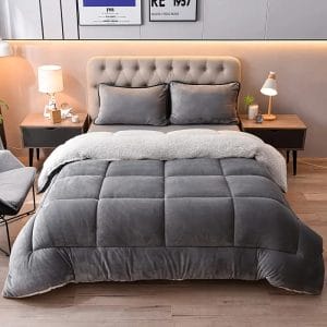 Una cama cuidadosamente hecha con un Cubrelecho Suavetina + Ovejero gris en un ambiente de dormitorio contemporáneo.