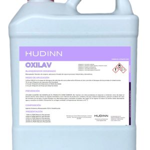 Un recipiente de plástico blanco con una tapa roja con la etiqueta "Oxilav 4 litros - Blanqueador textil de peróxido de hidrógeno", con instrucciones de uso en español y advertencias de seguridad, indica que contiene peróxido de hidrógeno para un blanqueo textil eficaz.