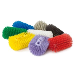 Una variedad de cepillos de limpieza codificados por colores, como el Cepillo para tanques 10 pulgadas rigidez media, están dispuestos sobre un fondo blanco.