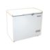 Congelador con tapa blanca de 200 litros, equipado con un panel de control visible en la parte frontal.
