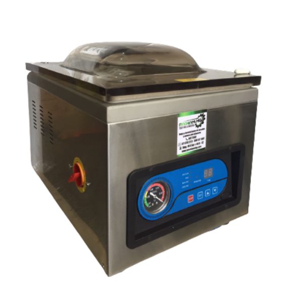 Una empacadora al vacío de acero inoxidable con tapa transparente, panel de control frontal y manómetro. Una empacadora al vacío de acero inoxidable con tapa transparente, panel de control frontal y manómetro.
