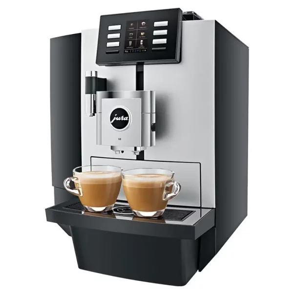 Cafetera Jura que dispensa dos tazas de café con leche, con un elegante diseño en plata y negro, que cuenta con una pantalla digital y un panel de control.