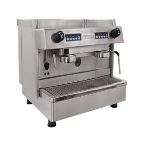 La Máquina Espresso Victoria, fabricada en acero inoxidable, incluye cabezales de grupo duales, perillas de control y una varilla de vapor para una preparación precisa.