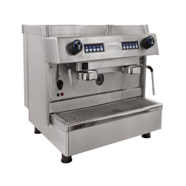 La Máquina Espresso Victoria, fabricada en acero inoxidable, incluye cabezales de grupo duales, perillas de control y una varilla de vapor para una preparación precisa.