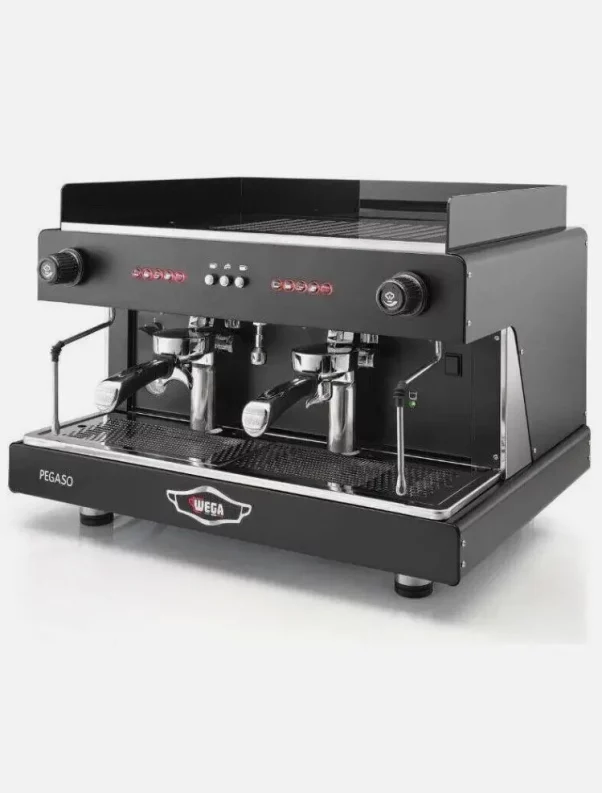 Una máquina de café expreso Wega Pegaso negra con dos cabezales de grupo, portafiltros y perillas de control sobre un fondo blanco.