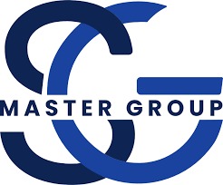 Logotipo con las letras "S" y "G" superpuestas en azul sobre el texto "MASTER GROUP" en mayúsculas, que representa la experiencia en Equipos Industriales.