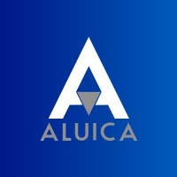 Logotipo de la letra "A" en blanco con un triángulo gris en su interior, sobre las palabras "ALUICA Equipos Industriales" en mayúsculas grises, sobre fondo azul degradado.