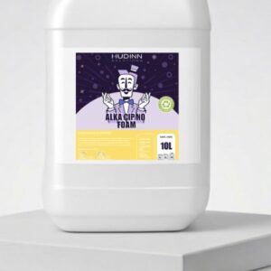 Un contenedor de plástico blanco Alka CIP No Foam de 10 litros con una etiqueta morada y amarilla que muestra un personaje de dibujos animados y las instrucciones de limpieza CIP se asienta sobre dos plataformas blancas apiladas.